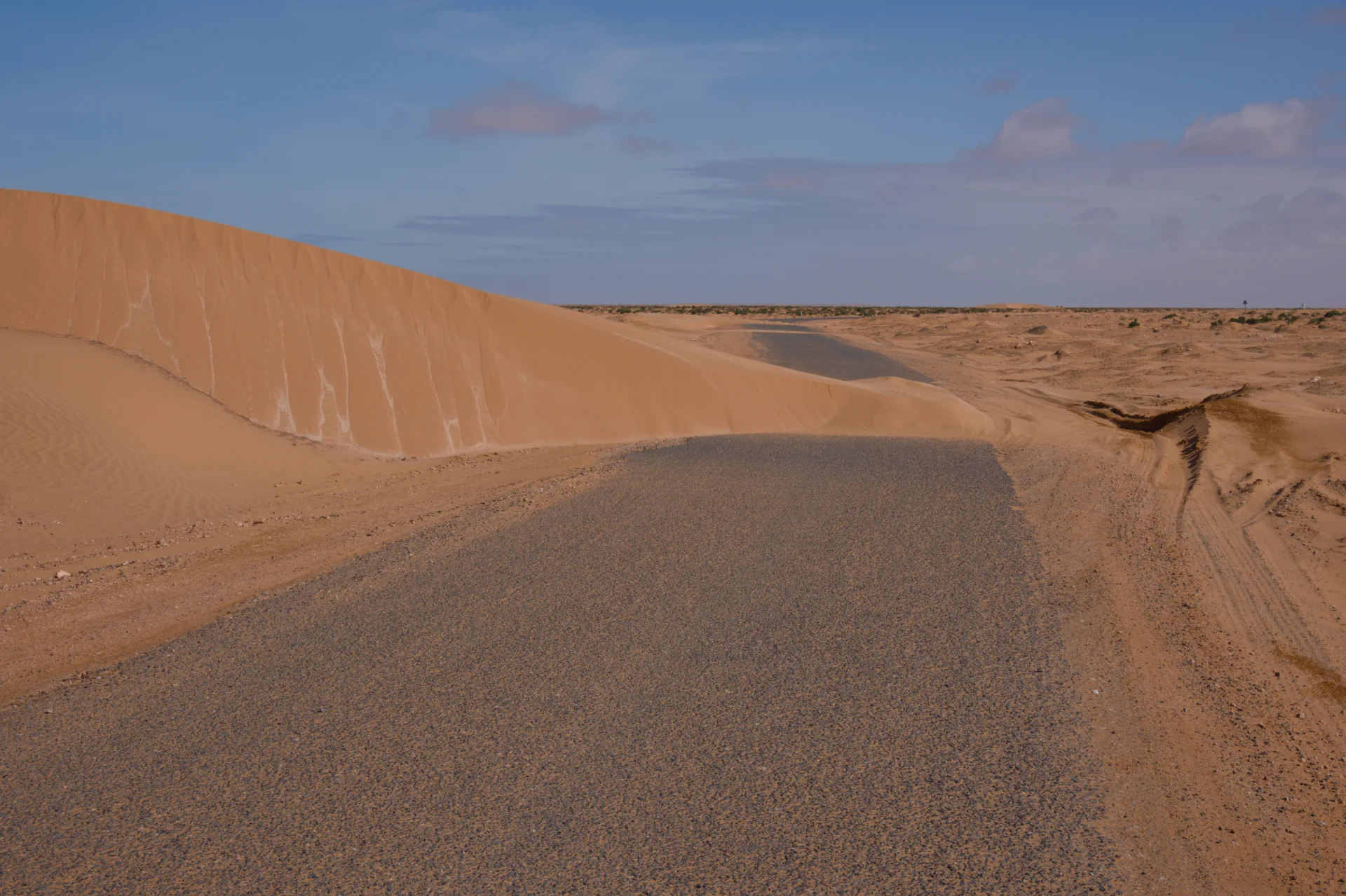 Marokko Dünen machen vor Straßen keinen Halt
